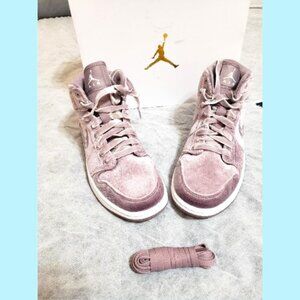 NEW WITH BOX WOMEN'S Air Jordan 1 Mid SE Purple Smoke Violette SIZE 9.5